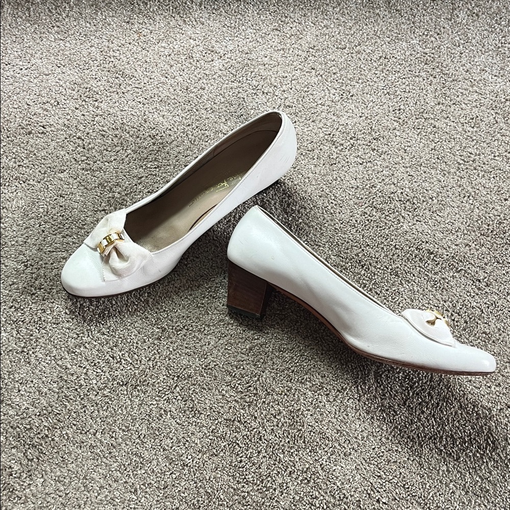 Vintage Salvatore Ferragamo White Bow Pumps with Gold Accent - Picture 15 of 16